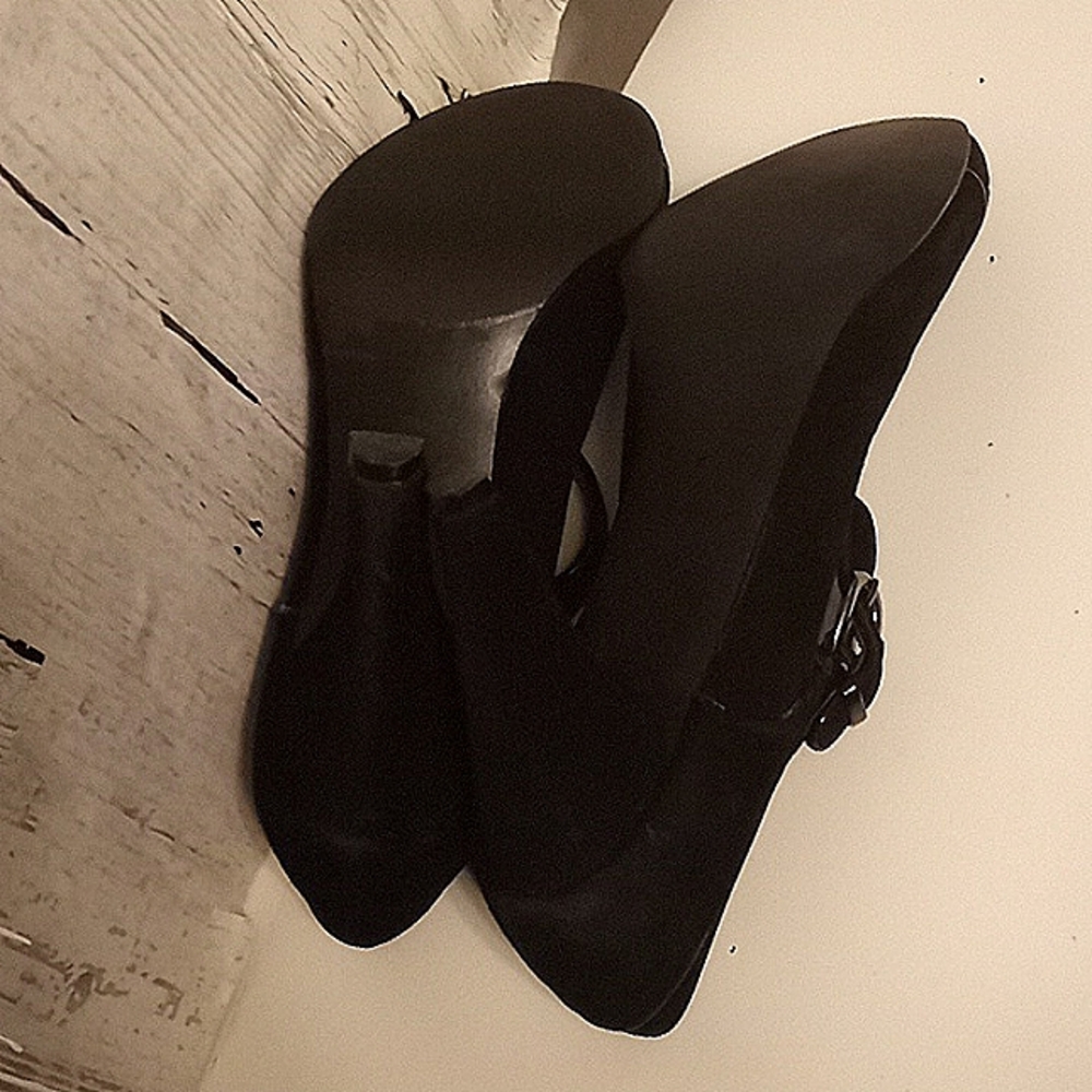 Shoes - Picture 3 of 4